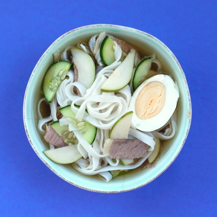 kalte koreanische Rindfleisch-Nudelsuppe mit Birnen