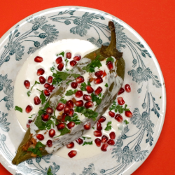 vegetarische grüne Paprika mit Nuss-Sauce (Chiles en Nogada)